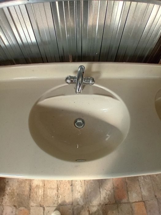 Zestaw do łazienki umywalka baterie szafka