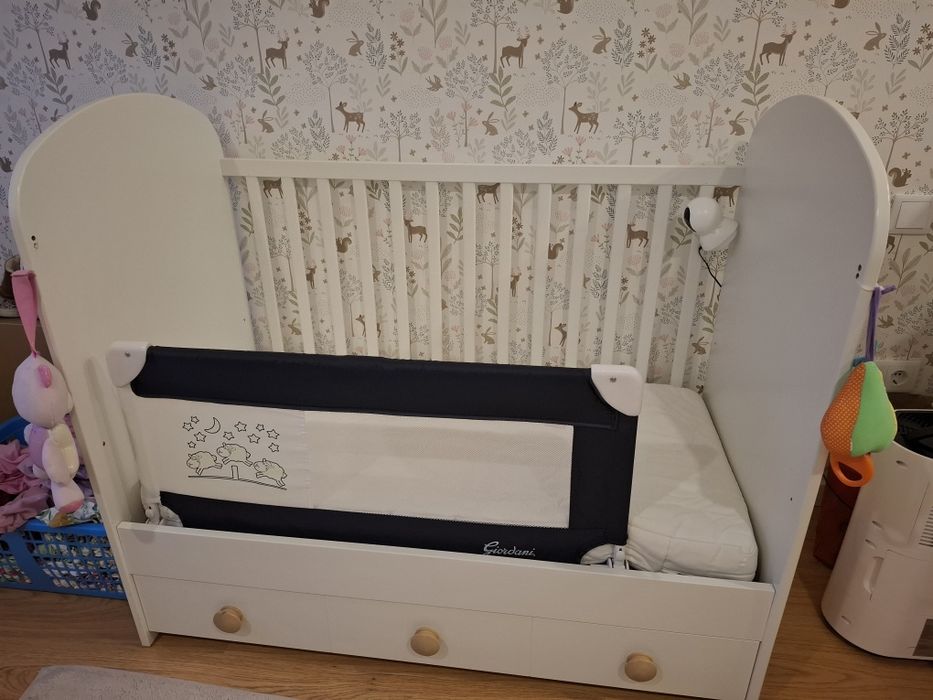 Vendo cama de bebé com acessórios