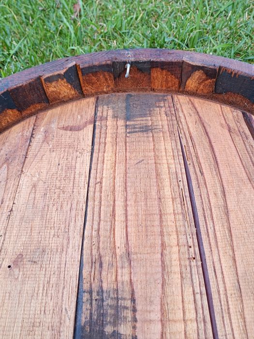 Topo de barril "PORTO BARROS" em madeira de carvalho com aros metálicos
Medidas: 50/10cm topo 
Exemplar estado de conservação