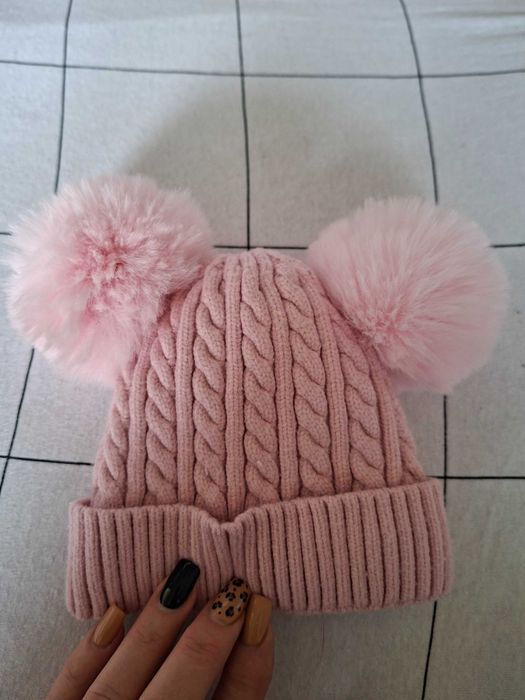 Czapeczka z pomponami
