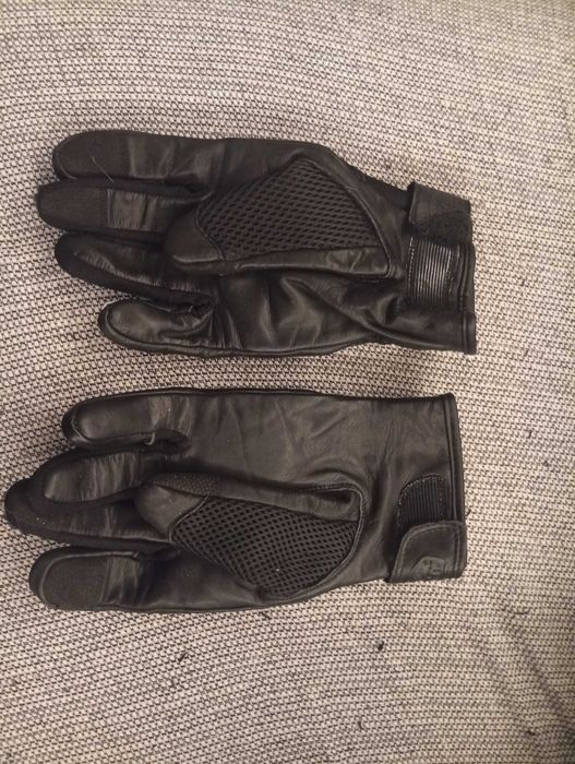 Luvas de moto pretas, com reforços de cabedal