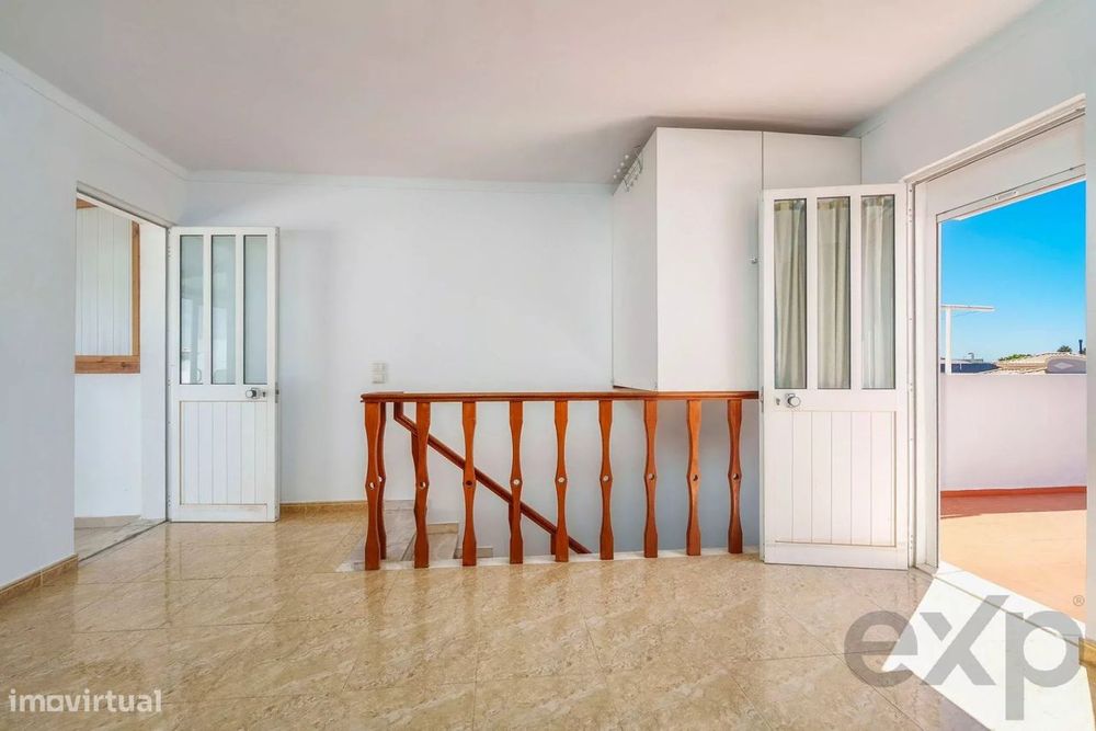 Moradia T2+1 com quintal e terraços com vista mar em Olhão, junto à Ri