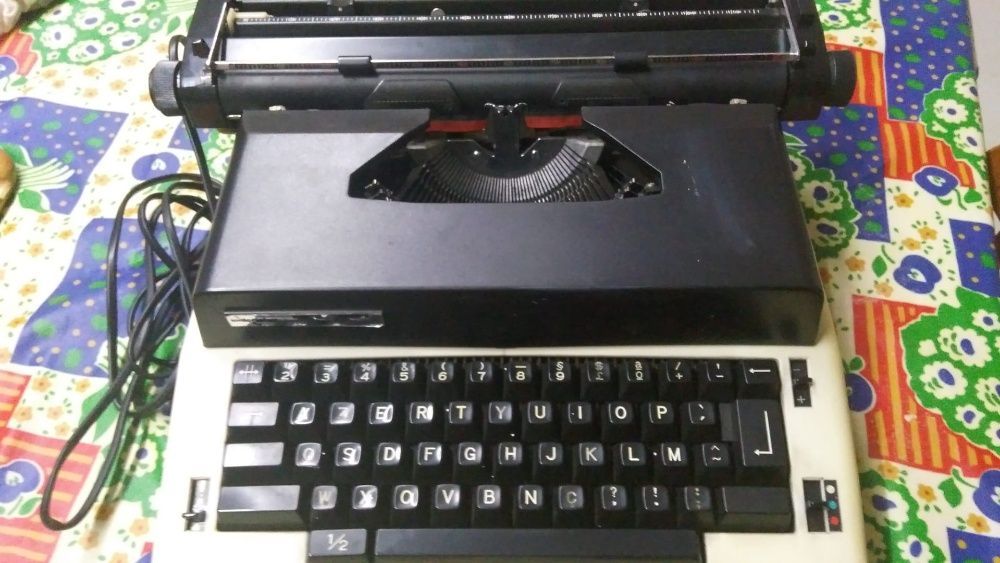 Máquina de Escrever Eléctrica (Typewriter) UNDERWOOD
