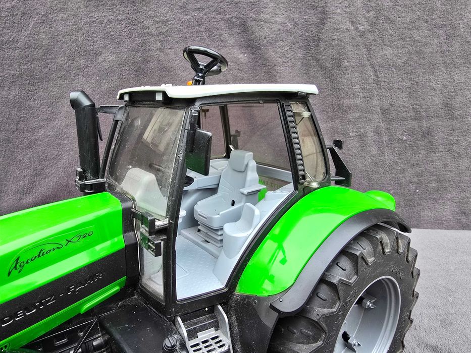 Bruder Traktor Deutz Agrotron X720