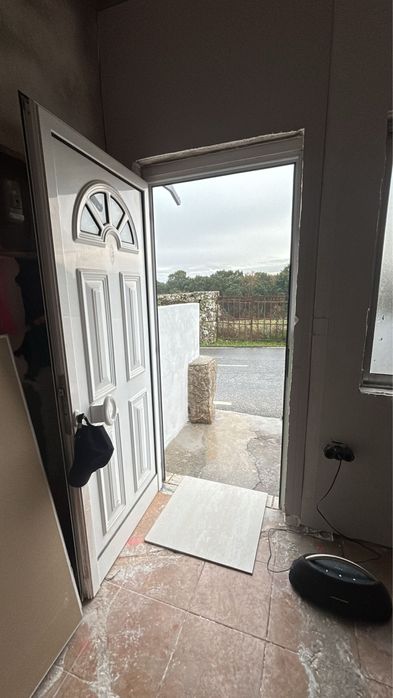 Vendo Porta Branca e Janelas com aro (várias medidas)