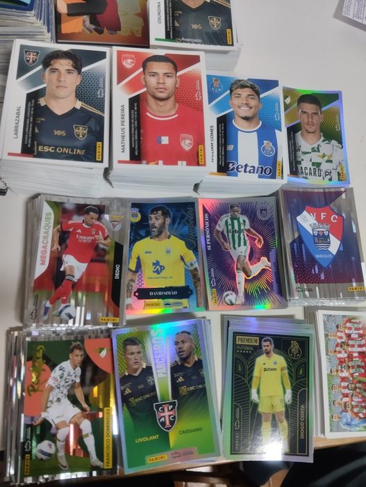 Cromos da liga de futebol 25/26 com Mercado de Inverno e Bis.