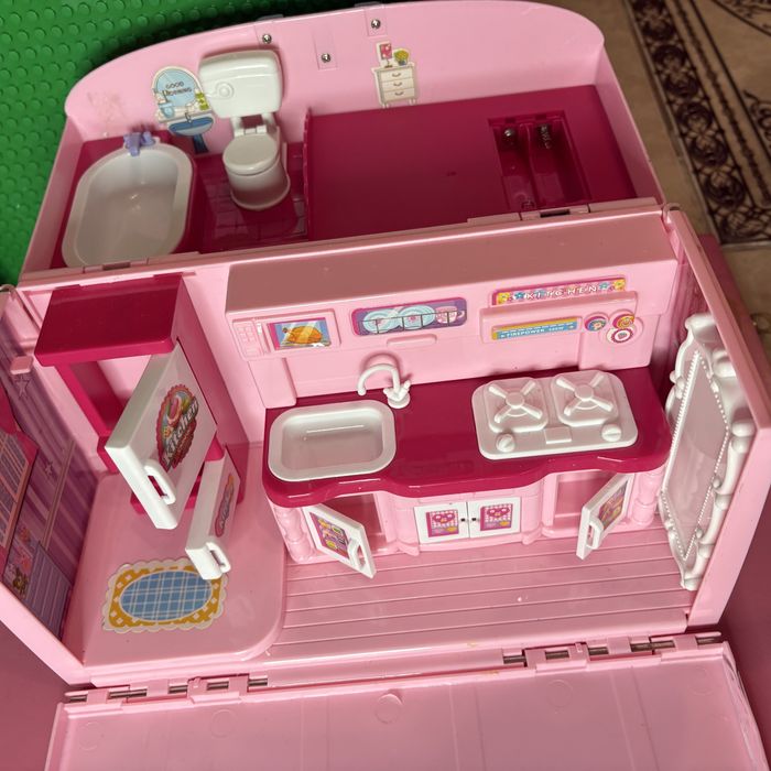 компактный кукольный домик для кукол типа Барби.