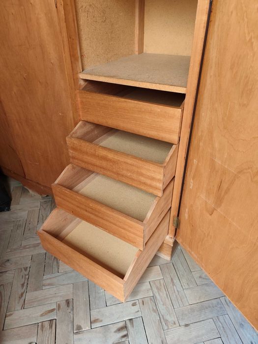 Roupeiro de 4 Portas em Madeira Design Clássico Muita Arrumação