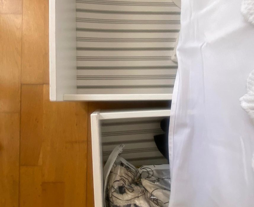 Cama de casal com gavetas para armazenamento