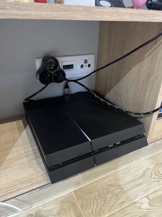 Konsola ps4 plus dwa pady 800Gb