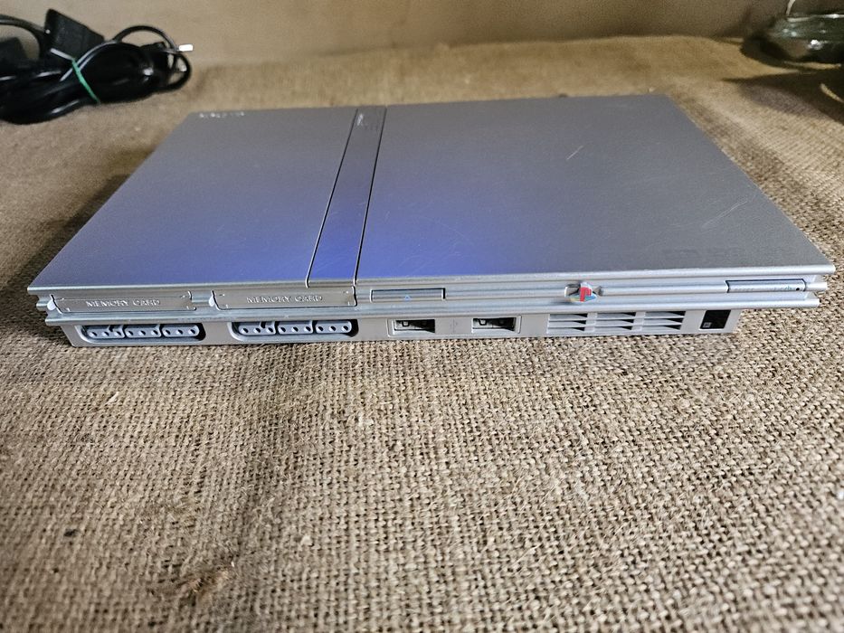 Ps2 cinza com um jogo