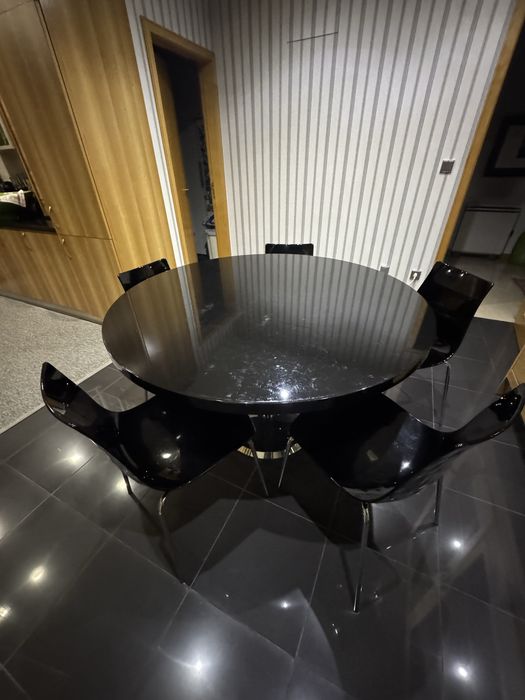 Mesa redonda e Cadeiras