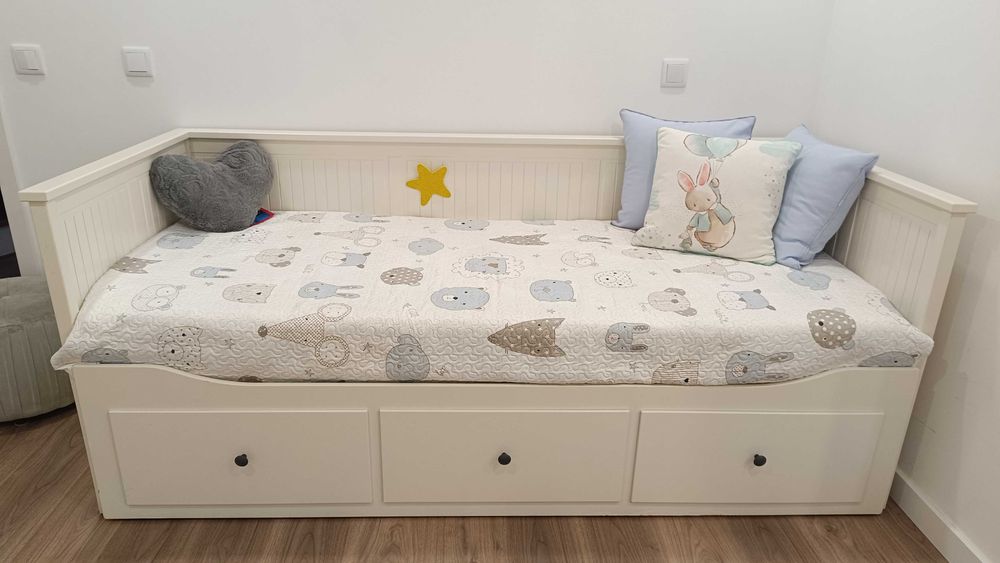 Cama Ikea Hemnes com dois colchões