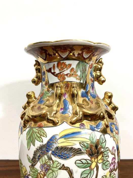 Jarra em porcelana chinesa.