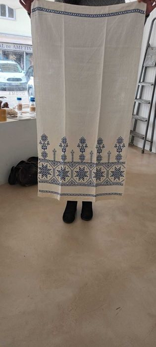 Toalha de linho bordada à mão em ponto cruz