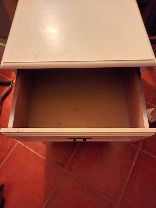 Mesa de cabeceira _ móvel