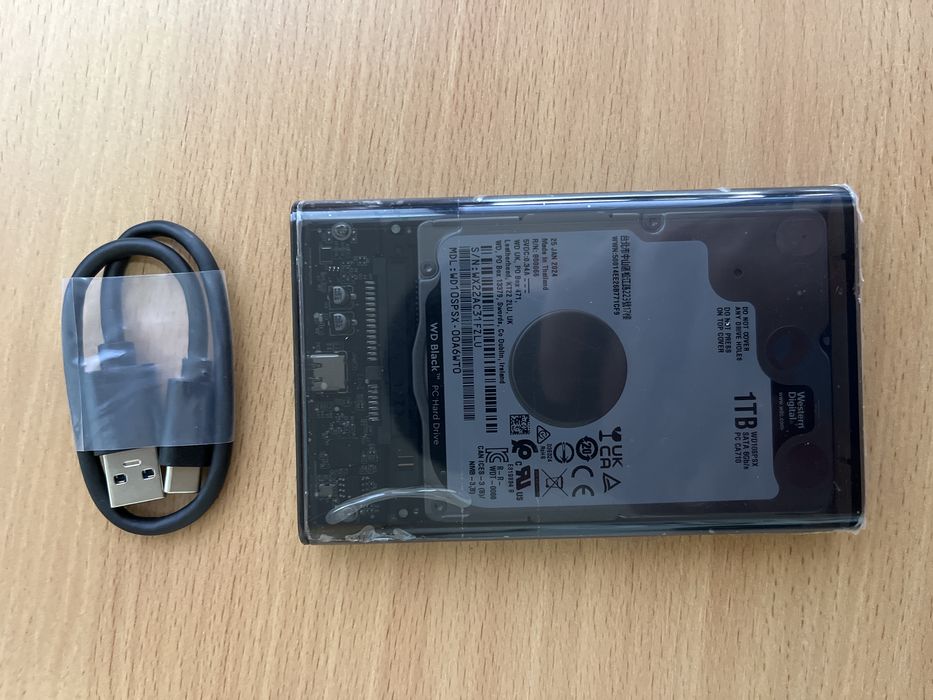 Зовнішні корпуси і жорсткі диски на 1TB 2.5