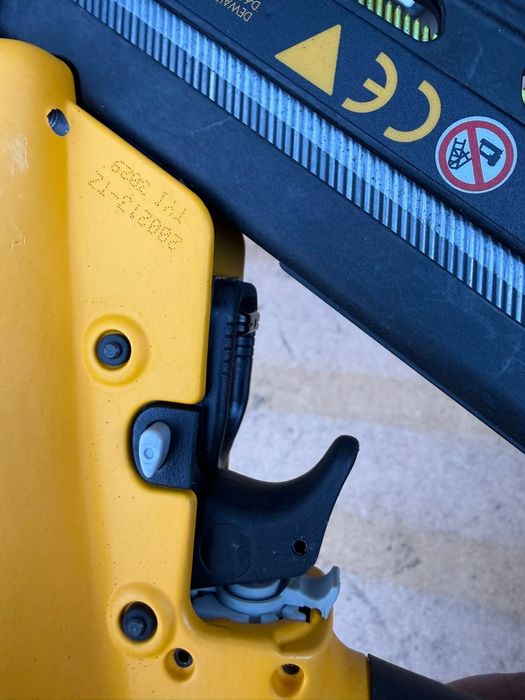 Gwoździarka Pneumatyczna DeWalt D51275