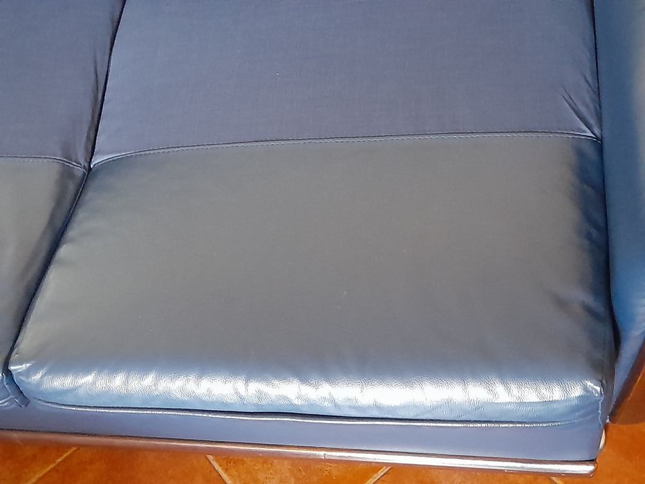 Sofá cama em pele sintética azul escura