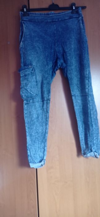 Spodnie jeansowe na gumce z wadą