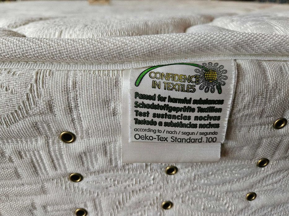 Cama em madeira maciça com estrado e colchão - Muito bom est