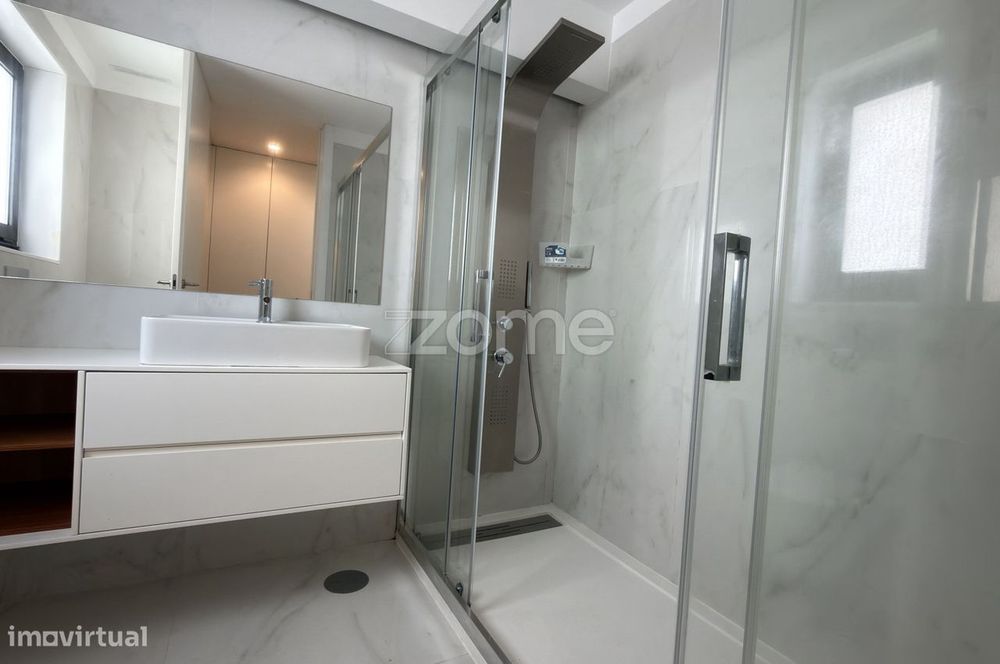 Apartamento T3 com lugar de garagem e varanda em S. Vitor.