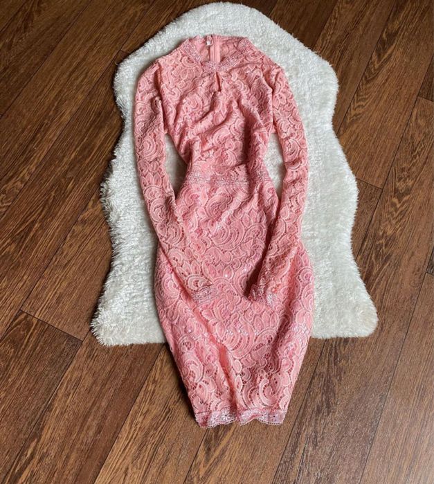 Розовое платье с длинным рукавом