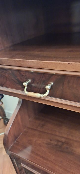 Móvel apoio multimédia