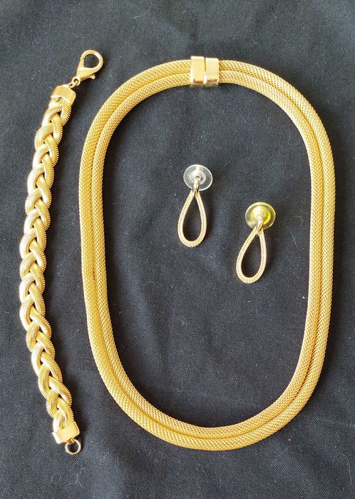 bijuteria de cristal, perolas e aço dourado.