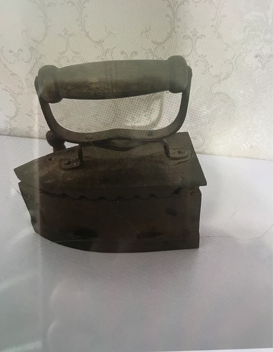 Старовинна чугунна праска на вугіллі