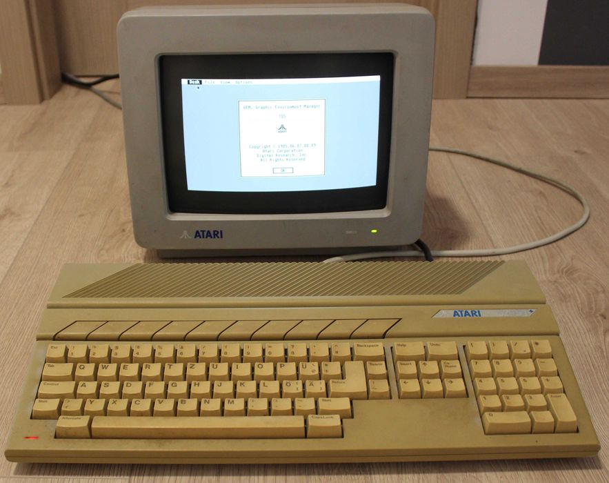 Atari 520ST+ wraz z monitorem Atari SM124