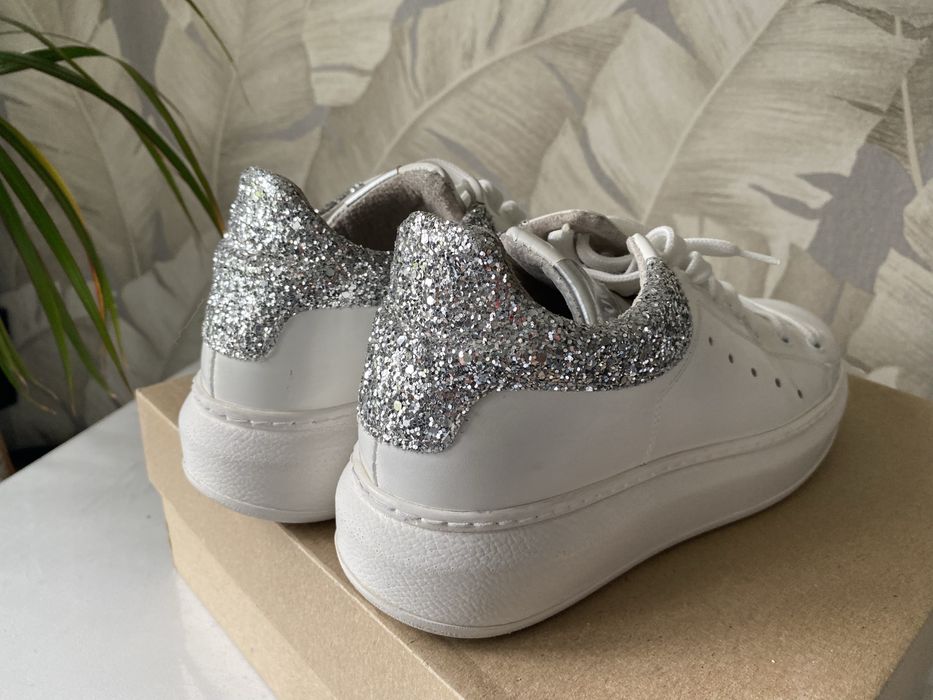 Ботинки бежеві на шнурівці з шкірзаму, білі шкіряні