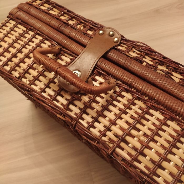 Kosz piknikowy z talerzami i kubkami retro