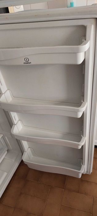 Vende-se frigorifico indesit