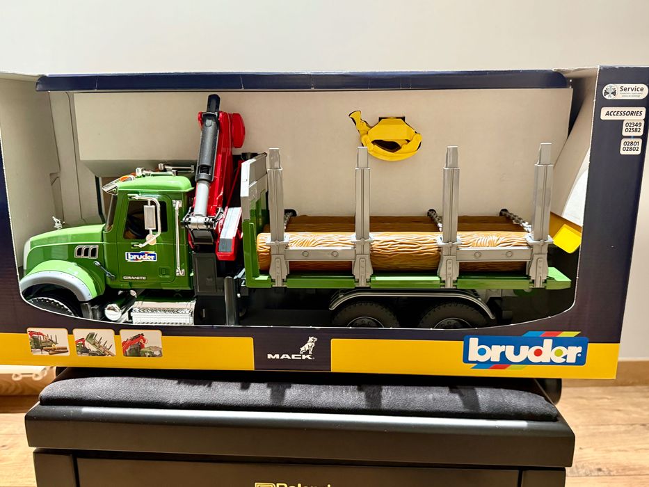 Samochód ciężarowy Mack Bruder do przewozu drzewa + 3 kłody