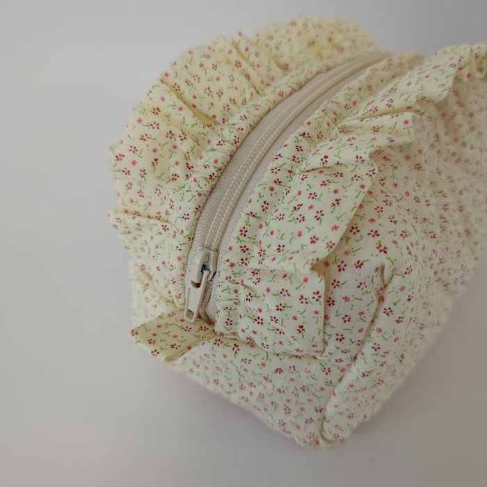 Pikowana kosmetyczna handmade w drobne kwiatuszki