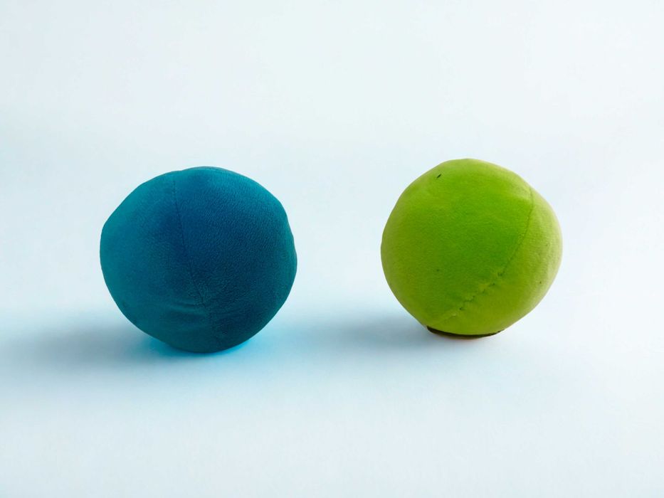 2 Peluches de emojis verde e azul