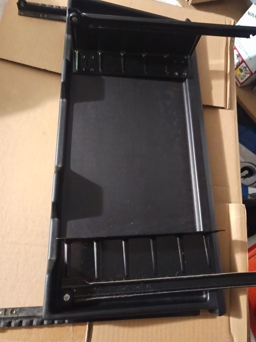 Teclado para computador, mais suporte para afixar por baixo de uma mesa.
