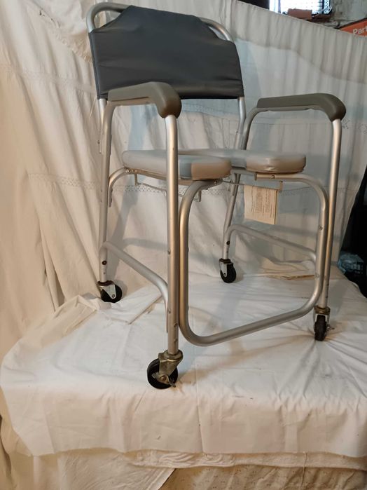 Cadeira De Banho E Sanitária Com Rodas  - nova -