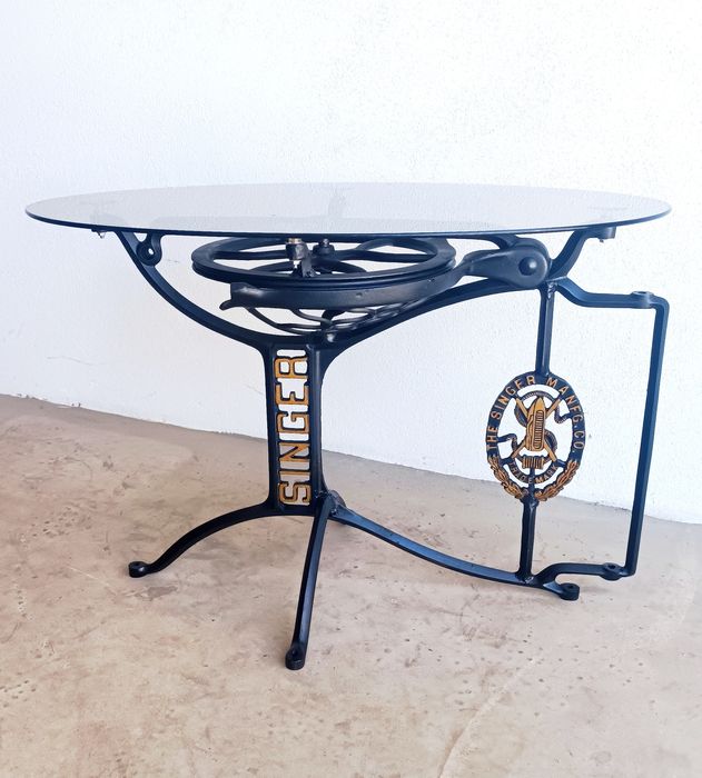 Mesa artesanal em ferro fundido