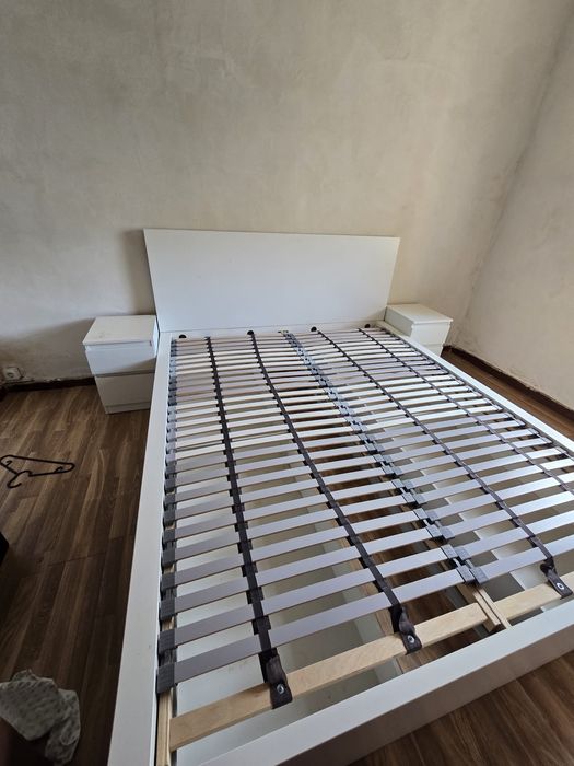 Cama e mesa,com 4 cadeiras