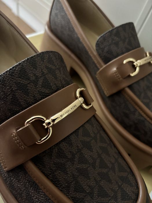 Mokasyny damskie Michael Kors brązowy monogram złote logo 37