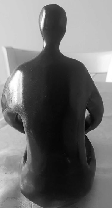 Ceramiczna figura kobiety