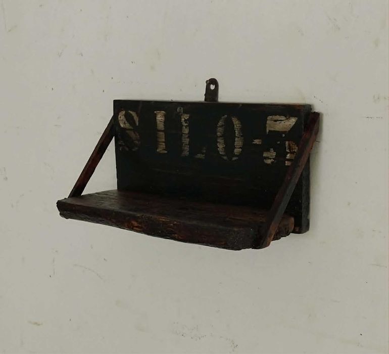 Recuada Prateleira / Suporte / Nicho de Parede em Antigo Silo. Para Ambientes Rústicos