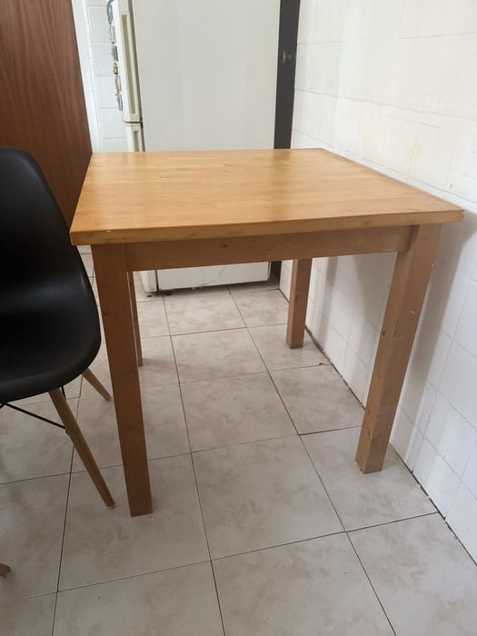 Vendo mesa + 3 cadeiras