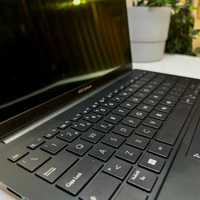 ASUS Zenbook OLED 14” | Intel Ultra 7 | 1TB | 32GB RAM
