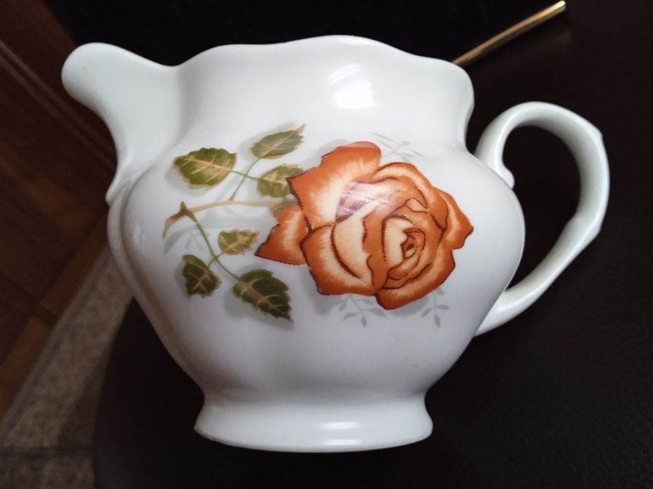 Продам  порцеляновий молочник