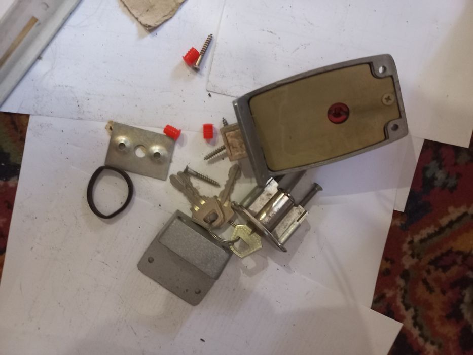 Ключ винтовой  замок накладнойи не только