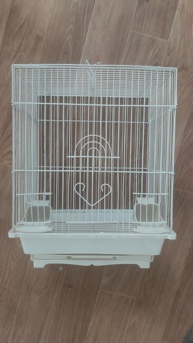 Клетка для попугаев ,с побрикушками