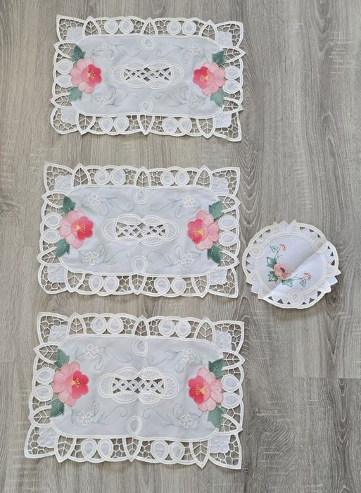 Serwetki haftowane - komplet